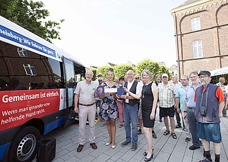 Übergabe des neuen Bürgerbusses auf dem Großen Markt in Rheinberg (vorne, v.l.n.r.): Dieter Paus (Stadt Rheinberg), Astrid Kutscha (NIAG), Karl-Heinz Lochen (Vorsitzender Verein Bürgerbus) und Andrea Kabs-Schlusen (Sparkasse).