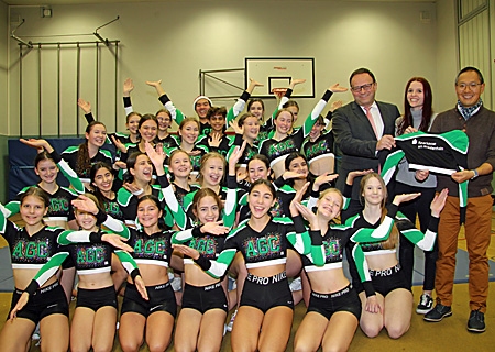 Die Cheerleader des Amplonius-Gymnasiums freuen sich über ihre neuen Kostüme. Bei der Adventsfeier der Schule dankten sie Sparkassen-Vorstand Frank-Rainer Laake (3.v.r.) für einen großzügigen Zuschuss. Nach rechts: Trainerin Kyra Friebe und Schulleiter Marcus Padtberg.