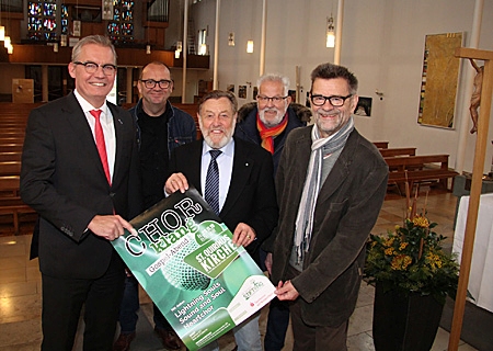 Laden zum Gospelabend in die St. Quirinuskirche in Neukirchen ein (v.l.n.r.): Sparkassenvorstand Bernd Zibell, Chorleiter Tom Bissels, Kurt Best von der Bürgerstiftung, Kirchenvorstand Arnold Zimmermann und Heinz-Jürgen Wienicke, ebenfalls Bürgerstiftung.