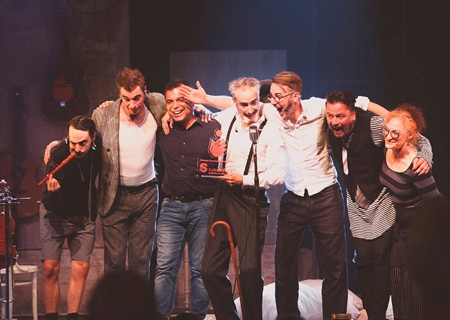 Giovanni Malaponti (3.v.l.) überreichte der niederländischen Gruppe Släpstick den ComedyArts-Preis Moers 2019. Ganz rechts: Betti Ixkes.