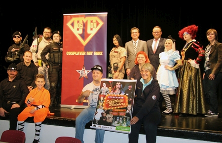 Am Sonntag, 19. Januar, können die Besucher der Cos Con in der Rheinberger Stadthalle einen Tag lang in die Welt der Film-, Comic- und Videospiel-Helden eintauchen. Organisator Filip Zalewski (Mitte) und sein Team stellten jetzt das Programm des spektakulären Events vor. Der Vorverkauf über Eventim hat begonnen.