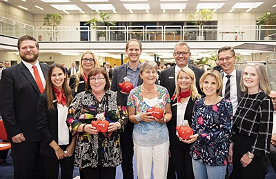 Gruppenbild nach der Verlosung von vier Extra-Spenden à 250 Euro beim Ehrenamtsforum in der Sparkasse an der Poststraße (v.l.n.r.:) Timo Rothe (Sparkasse), Glücksfee Lilly Berner, Marion Tenbücken (Sparkasse), Christel Busch (Guttempler), Simon Pau (Christusgemeinde Neukirchen), Ina-Maria Wagener (Grüne Damen), Bernd Zibell und Katrin Steffans (beide Sparkasse), Katrin Chahem (Förderverein Julius-Stursberg-Gymnasium), Bürgermeister Harald Lenßen und Claudia van Dyck (Verwaltungsratsvorsitzende der Sparkasse).