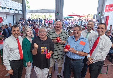 Rund 170 Gäste des Ehrenamtsforums erlebten im Feuerwehrgerätehaus Labbeck informative und unterhaltsame Gespräche mit engagierten Bürgern aus der Gemeinde sowie die Ziehung von dreimal 250-Euro-Extraspenden. V.l.n.r.: Sparkassenchef Giovanni Malaponti, Verwaltungsratsvorsitzende Claudia van Dyck, Beate Leiers vom Akkordeon-Orchester, Theodor Müser vom VdK, Hans-Peter Kempkens von der Herzsportgruppe, Bürgermeister Heiko Schmidt und Geschäftsstellenleiter Tim Rütters.