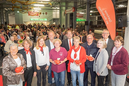 Über 200 Gäste beim Ehrenamtsforum, zu dem die Sparkasse am Niederrhein eingeladen hatte. Neben Vereinstalk, Show und Musik gab’s auch wieder eine spannende Ziehung von Extra-Spenden. V.l.n.r.: Maria Stobrawe (Altentagesstätte), Heike Letschert, Janine Maas, Bürgermeister Thomas Ahls, Beate van Rooij (Tambourkorps),  Volker Oppers, Angelika Eßelborn (Frauengemeinschaft), Ralf Bockstegers Junggesellenschützen), Verwaltungsratsvorsitzende Claudia van Dyck, Vorstand Bernd Zibell und Glücksfee Karin van der Horst.