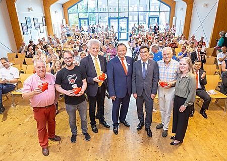 Rund 180 Besucher des Ehrenamtsforums erlebten in der Aula des Amplonius-Gymnasiums informative und unterhaltsame Gespräche mit engagierten Bürgern und freuten sich über das Lob von Sparkassenvorstand Frank-Rainer Laake: „Sie bilden so etwas wie den Kitt der Gesellschaft.“ Viel Applaus gab es zudem für die Gewinner der Ziehung von viermal 250-Euro-Extraspenden. Von links: Hans-Theo Mennicken vom Heimatverein, Philipp Rott vom MAP-Festival, Willi Coopmann von der katholischen Kirchengemeinde St. Peter am Annaberg, Sparkassenvorstand Frank-Rainer Laake, Bürgermeister Frank Tatzel, Norbert Nienhaus vom Förderverein Stadtmarketing und Verwaltungsratsvorsitzende Claudia van Dyck.