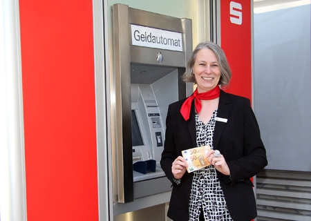 Bis das SB-Foyer der Sparkasse an der Bahnhofstraße repariert ist, gibt es Bargeld am Automaten im Container.