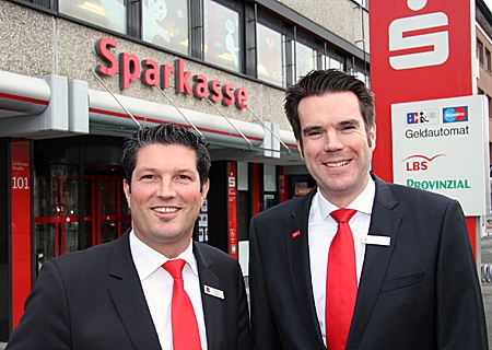 Stefan Ertelt (rechts) ist der neue Vertriebschef der Sparkasse. Die Leitung der Geschäftsstelle in Repelen übergab er an Oliver Heger.