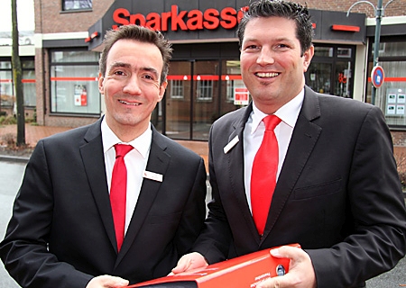 Tim Rütters (links) übernimmt die Sparkassen-Geschäftsstelle in Sonsbeck von Oliver Heger.
