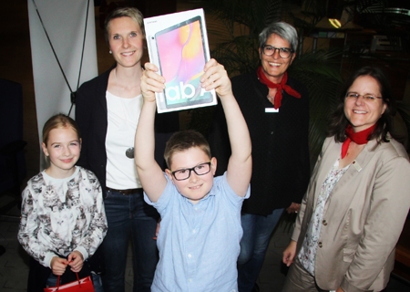Der zehnjährige Ben Rohe gewann bei einem Gewinnspiel der Sparkasse am Niederrhein ein Tablet. Zur Preisübergabe in der Moerser Hauptstelle hatte er seine Schwester Antonia und seine Mutter Anna (links) mitgebracht. Monika Pogacic und Iris Spitzer (rechts) gratulierten herzlich.