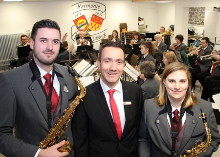 Normalerweise proben die Mitglieder des Musikvereins Harmonie nicht in ihren Uniformen. Doch für den Besuch von Geschäftsstellenleiter Tim Rütter hatten sich Georg Ingenlath (l.), Daniela Bongarts (r.) und die anderen in Schale geworfen.