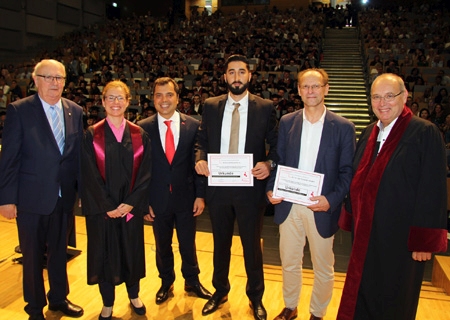 Preisverleihung im Audimax der Universität Duisburg-Essen. Für Dr. Franziska Muckel, die noch bis November an der Universität Seattle forscht, nahm der Betreuer ihrer Arbeit, Professor Gerd Bacher (2.v.r.) den Preis entgegen. V.l.n.r.: Dr. Klaus G. Fischer (Förderverein), Prorektorin Professorin Dagmar Führer-Sakel, Giovanni Malaponti, Mohamed Efetürk und ganz rechts Professor Dieter Schramm, der Dekan der Fakultät für Ingenieurwissenschaften.