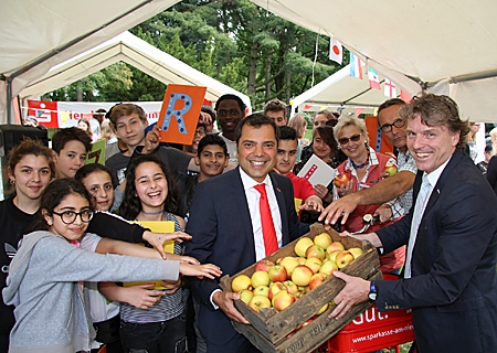 Die 17 Kilogramm Äpfel waren gleich mal weg (v.r.n.l.): Bürgermeister Christoph Fleischhauer, Rüdiger Eichholtz, Karin Wendt und Giovanni Malaponti mit Kindern der Heinrich-Pattberg-Realschule.    