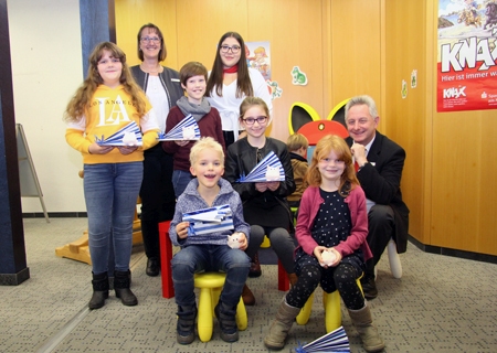 Fünf Kinder gewinnen Buchgutscheine beim Bilder-Rätsel der Sparkasse an der Poststraße.