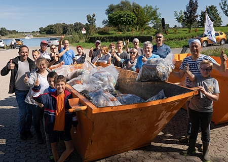  Beim RhineCleanUp sammelten rund 90 Ehrenamtliche insgesamt 810 Kilogramm Müll in den Xantener Rheinwiesen. Mitglieder der örtlichen NABU-Gruppe, darunter Sparkassenmitarbeiter Carsten Fröhlich (hinten im blauen T-Shirt), fanden neben viel Plastik auch einen Kanister mit Altöl.