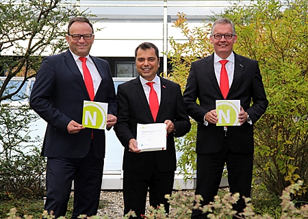 Der Vorstand der Sparkasse am Niederrhein veröffentlichte jetzt einen 17-seitigen Nachhaltigkeitsbericht, der zuvor das zertifizierte Siegel des Deutschen Nachhaltigkeitskodex (DNK) erhalten hatte (v.l.n.r.): Frank-Rainer Laake, Giovanni Malaponti und Bernd Zibell.    