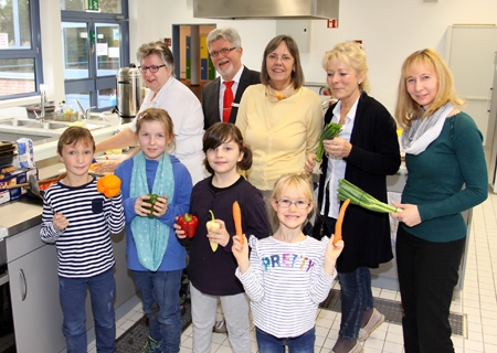 Die Montessori-Schüler sind in der neuen Schulküche immer herzlich willkommen. Köchin Adelheid Szigyarto (hinten links) lässt die Kinder gerne probieren und mitmachen, zudem hat sie stets ein offenes Ohr. Darüber freuen sich die Vorsitzende des Fördervereins, Stephanie Wolf (von rechts), die Schulleiterinnen Diana Schwinges-Leo und Annemarie Hackstein und Heinz Geßmann von der Sparkasse am Niederrhein, die 1.000 Euro spendete.