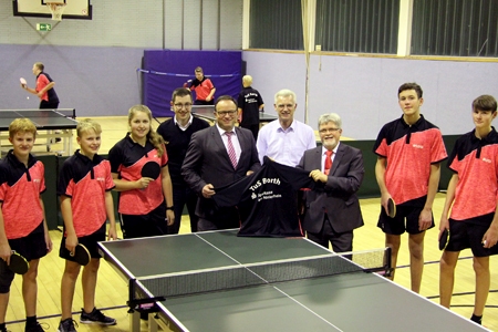 Vorne rot und hinten schwarz sind die neuen Trikots der Borther Tischtennisspieler. V.l.n.r.: Pascal Derks, Mika Sondermann, Vera Potjans, Jugendwart Timo Kaschner, Sparkassenvorstand Frank-Rainer Laake, TuS-Abteilungsleiter Peter Potjans, Geschäftsstellenleiter Heinz Geßmann, Tim Sondermann und Fritz Birsch.