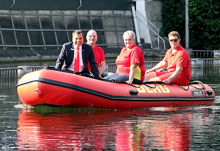 Sparkassenchef Giovanni Malaponti (v.l.n.r.) wird bei der Spazierfahrt auf dem Bettenkamper Meer von den Lebensrettern Stefan Florit, Andrea Schwarz und Florian Kreiller begleitet. Die Sparkasse am Niederrhein unterstützte die DLRG-Ortsgruppe Moers beim Kauf des fast neuen Schlauchbootes.