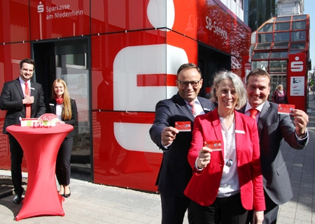 Eröffnung des neuen Sparkassen-Pavillons an der Bahnhofstraße (vorne, v.l.n.r.): Vorstand Frank-Rainer Laake mit Geschäftsstellenleiterin Andrea Kabs-Schlusen und ihrem Stellvertreter Ludger Wehren. Links im Hintergrund: Mario Riedel und Carina Blondin, die für jede Besucherin und jeden Besucher ein Geschenk bereithielten.