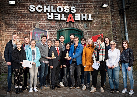 Abschiedsfoto mit den Preisträgern und der Jugend-Jury. Die siebenköpfige Jury bestand diesmal aus Fiona Nuhaj, Luisa Mendritzki, Ben Kiehne, Mathis von Schoonhoven, Jill Pannen, Julia Weber und Emil Rosanowski. In der Mitte: Giovanni Malaponti und rechts dahinter Robert Hüttinger, der Theaterpädagoge des Schlosstheaters.