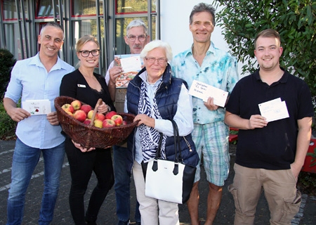 Sparkassenmitarbeiterin Isabel Winn (2.v.l.) überreichte den Gewinnerinnen (v.l.n.r.) Andreas Kaulfuß, Holger Kietzmann, Gerda Schröder, Michael Reiff und Tristan Henseler Gutscheine über je 50 Euro.