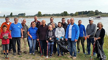 Ehrenamtliche Helfer der NABU-Ortsgruppe sammelten im vergangenen Jahr über 700 Kilogramm Müll in den Rheinwiesen von Xanten, hier mit Carsten Fröhlich, 4.v.r.