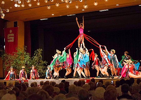Die Tanzgruppe der katholischen Jugend aus Düsseldorf begeisterte die 370 Gäste des Sparkassen-Seniorenherbstfestes im Kulturzentrum Rheinkamp.