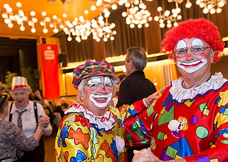 Die Tanzfläche war beim Sparkassen-Seniorenkarneval in Rheinkamp gut besucht.