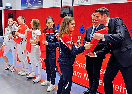 Bürgermeister Christoph Fleischhauer und Stefan Ertelt vom Hauptsponsor Sparkasse überreichten die Pokale und Preise an die erfolgreichsten Fechterinnen des Sparkassen-Cups (v.l.n.r.): Celia Hohenadel, Luca Holland-Cunz (beide Weinheim), Anna-Sophie Kothieringer (München), Lucia Arnela, und Anna Zoni (beide Tauberbischofsheim). 