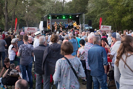 Über 1.400 Besucher feierten beim 10. Sparkassen Summer Soul friedlich und fröhlich im Freizeitpark Moers-Kapellen – Besucherrekord. Insbesondere die Headliner des Open-Air-Festivals, The Juicy Souls, sorgten mit Funk, Soul und Pop vom Feinsten für viel Tanzlaune beim Publikum.