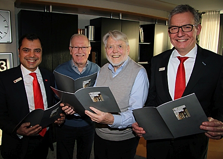 Schauten gemeinsam in die Broschüre zur neuen Orgel der Stadtkirche (v.l.n.r.): Vorstandsvorsitzender Giovanni Malaponti, Wilhelm van gen Hassend, Geschäftsführer der Sparkassen-Kulturstiftung, Hans-Helmut Eickschen vom Verein der Orgelfreunde an der Moerser Stadtkirche, und Vorstand Bernd Zibell.