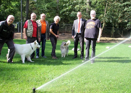 Besuchten den neu gestalteten Hundeplatz im Klingerhuf mit der neuen Beregnungsanlage: Sparkassenvorstand Bernd Zibell (2.v.r) und der Kuratoriumsvorsitzende der Sozialstiftung Günter Zeller (3.v.l.). Der Vereinsvorsitzende Dirk Engeln (ganz rechts), Günter Bodenstein (2.v.l.) sowie Peter und Karin Dzialas berichteten von den Umbauarbeiten. 