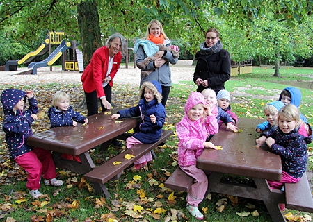 Kita-Leiterin Sarah Bosch (ganz rechts) und Svenja Flex (Mitte) vom Förderverein freuen sich mit den Kindern über die wetterfesten Möbel. Ganz links: Andrea Kabs-Schlusen von der Sparkasse. 