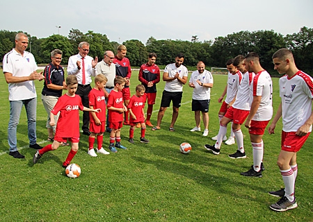 Die Sparkassen-Sozialstiftung Neukirchen-Vluyn spendete dem FC Neukirchen-Vluyn 09/21 für neue Bälle, Trainings-Shirts und die Ausbildung von Jugendtrainern 4000 Euro. V.l.n.r.: Timo Jogsch, Sabine Menzenbach, Bernd Zibell und Günter Zeller. In der Mitte (mit weißen Shirts) die neuen Jugendtrainer Samir Jabri (links) und Dominik Niemoth. 