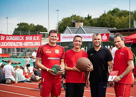 Machten beim Spielefest des SV Sonsbeck ihr Sportabzeichen (v.l.n.r.): Vereinsvorsitzender  Marc Lemkens, Tim Rütters und Bürgermeister Heiko Schmidt. Ganz rechts: Orga-Chef Jochen Scheffer.