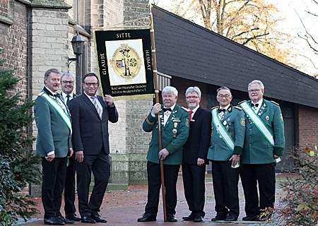 „Glaube, Sitte, Heimat“ steht auf der neuen Standarte des St.-Sebastianus-Bezirksverbandes für den Altkreis Moers. Auch der Spruch des Niederrheins findet sich auf dem guten Stück: „Aus alter Wurzel neue Kraft“.  V.l.n.r.: Schriftführer Johannes Rütten, Ehrenmitglied Otto Baumann, Sparkassenvorstand Frank-Rainer Laake, Karlheinz Kamps (Mitglied im Präsidium des BHDS), Geschäftsstellenleiter Heinz Geßmann sowie die Bezirksbundesmeister Ludger Koppers und Wilhelm Willemsen. 