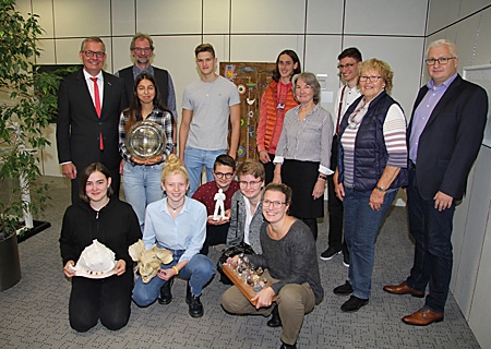 Die Stipendiaten der Kunstschule sowie deren Leiter Gabriele Berndt-Bathen (4. v.r.) und Gerrit Klein (hinten, 2.v.l.). freuen sich mit Markus Nacke (ganz rechts) und der ehemaligen Bürgermeisterin Kornelia Kuhn (links daneben) sowie mit Sparkassenvorstand Bernd Zibell über die Ausstellung „Das 5. Element“, die noch bis zum 4. November in der Sparkasse an der Poststraße zu sehen ist. 