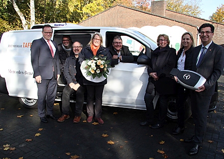 Übergabe des neuen Kühltransporters an die Rheinberger Tafel (v.l.n.r.): Sparkassenvorstand Frank-Rainer Laake, Achim Martinitz, Pastoralreferent Werner Koschinski, Tanja Braun, Caritas-Vorstand Berthold Grunberg, Kirsten Schwarz, ebenfalls Caritas, Gabriele Schäfer und Bürgermeister Frank Tatzel.