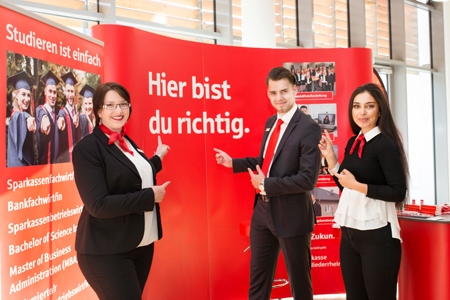 Christine Heinrichsmeyer (l.) von der Personalabteilung der Sparkasse am Niederrhein, hier mit den Azubis Tim Merker und Ebru Turunc, informiert beim „Tag der Berufe“ im Forum der Gesamtschule in Xanten über Inhalte der Ausbildung, Weiterbildungsmöglichkeiten und Karriere-Chancen.