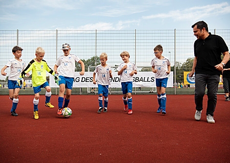 Anstoß zum Tag des Jugendfußballs auf der Platzanlage des VfL Repelen mit Schirmherr Giovanni Malaponti und der F-Jugendmannschaft des TV Kapellen.