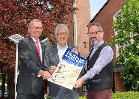 Sparkassenvorstand Bernd Zibell, der musikalische Leiter Hans-Hermann Buyken und Pfarrer Andreas Fink vor der St.-Quirinus-Kirche, in der am Sonntag, 19. Mai, um 17 Uhr zwei Meisterwerke des Barock aufgeführt werden.