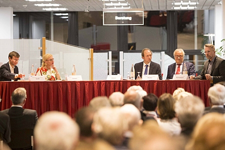 Diskutierten die der Kundenhalle der Sparkasse am Ostring die Chancen und Grenzen medizinischer Implantate (v.r.n.l.): Professor Stefan Heinemann, Professor Peter Walter, Professor Matthias Gunzer, Professorin Ulrike Schara und Professor Karsten Seidl. 