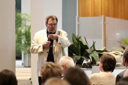 Die Vorträge und die Podiumsdiskussionen der Universitätswochen werden regelmäßig von rund 150 Zuhörern besucht. Das Foto aus dem vergangenen Jahr zeigt Professor Wolfgang Stark bei seinem Vortrag.