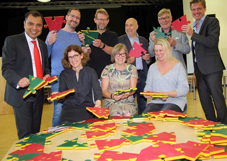 Die Sponsoren der Ausstellung „Mathematik zum Anfassen“ hatten sichtlich Spaß (v.l.n.r.): Giovanni Malaponti (Sparkasse), Daniel Bauten (HKS Informatik), Gudrun Kanacher (stellv. Schulleiterin), Bernhard Mols, Ulla Ehrmann (Lions), Kurt Jakob, Caren Schulz (Schulpflegschaft), Siegmund Ehrmann (Lionsclub) und Schulleiter Arndt van Huet. 