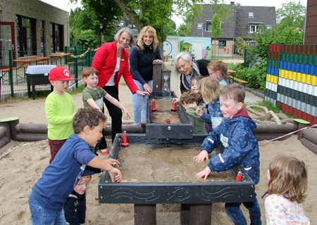 Die Kinder der Kita St. Anna an der Kirche freuen sich über die neue Wasserspielanlage, die mit finanzieller Unterstützung der Sparkasse am Niederrhein errichtet werden konnte. Die Leiterin Ulla Czechan (von rechts) und die Fördervereinsvorsitzende Eva Semeraro hatten Geschäftsstellenleiterin Andrea Kabs-Schlusen zur Eröffnung eingeladen.