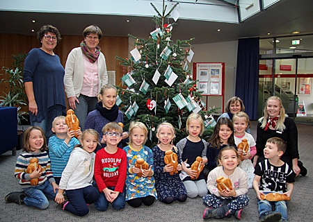 Weihnachtswunschbaumaktion in der Geschäftsstelle Kapellen 