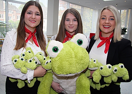 Sandra Wycisk, Giulia Dinius und Katrin Becker  (v.l.n.r.) halten in der Weltsparwoche viele Quakis für die kleinen Kunden der Sparkasse am Niederrhein bereit. 