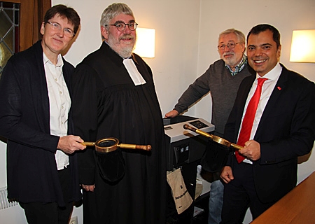 Freuen sich über die Zählmaschine der Sparkasse in der Sakristei der Dorfkirche in Kapellen (v.l.n.r.): Presbyterin Monika Senftleben, Gemeindepädagoge Thomas Koch, Presbyter Heinrich Steinhaus und Giovanni Malaponti. 