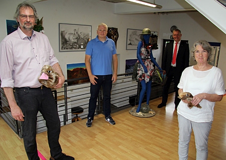 Inmitten der aktuellen Stipendiaten-Ausstellung in der Kunstschule, die man nun auch virtuell besuchen kann (v.l.n.r.): Gerrit Klein, Markus Nacke, Bernd Zibell und Gabriele Berndt-Bathen.  