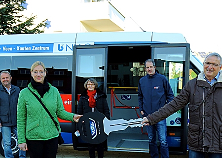 Übergabe des neuen Bürgerbusses am Rathausplatz in Alpen. Vorne: Astrid Kutscha von der NIAG übergibt den Schlüssel an Josef van Beek, den Vorsitzenden des Bürgerbusvereins. Hinten (v.l.) Bürgermeister Thomas Ahls,  Heike Letschert von der Sparkasse am Niederrhein und Jan Höpfner, Vorstand des DRK Kreisverbandes Niederrhein. 